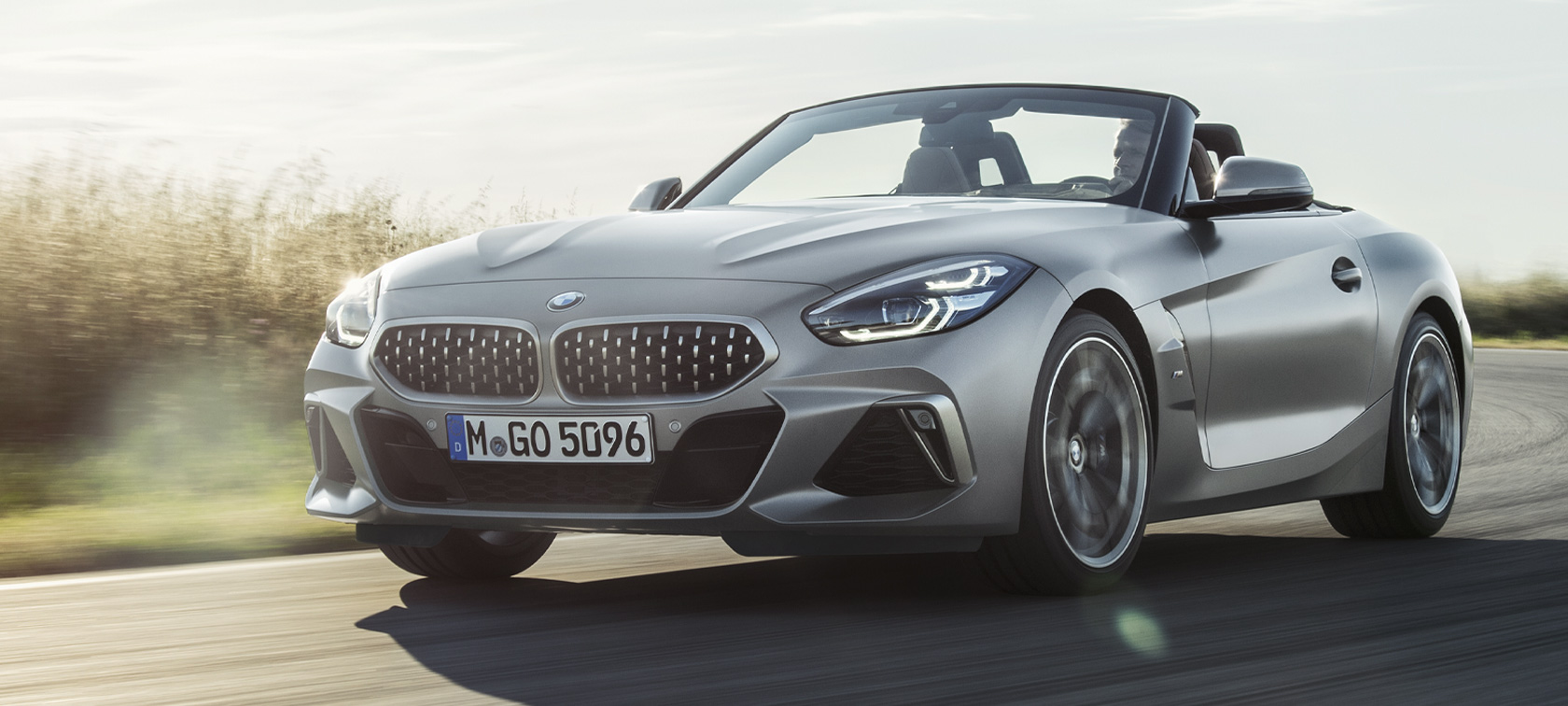 斜めからのフロント・ビュー BMW Z4 M40iロードスター G29 BMW Z4 M40i Roadster G29 2019 BMW Individual Frozen Grey metallic driving 斜めからのフロント・ビュー