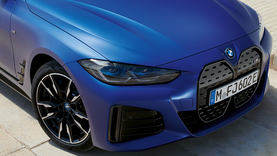 BMW i4 M50 G26 電気自動車 2021 BMW Individual フローズン・ポルティマオ・ブルー・メタリック 斜めからのフロント・ビュー トップ・ショット