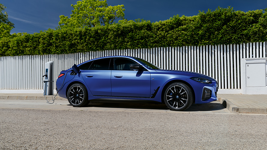BMW i4 M50 G26 電気自動車 2021 BMW Individual フローズン・ポルティマオ・ブルー・メタリック サイド・ビュー 充電ポールに接続中