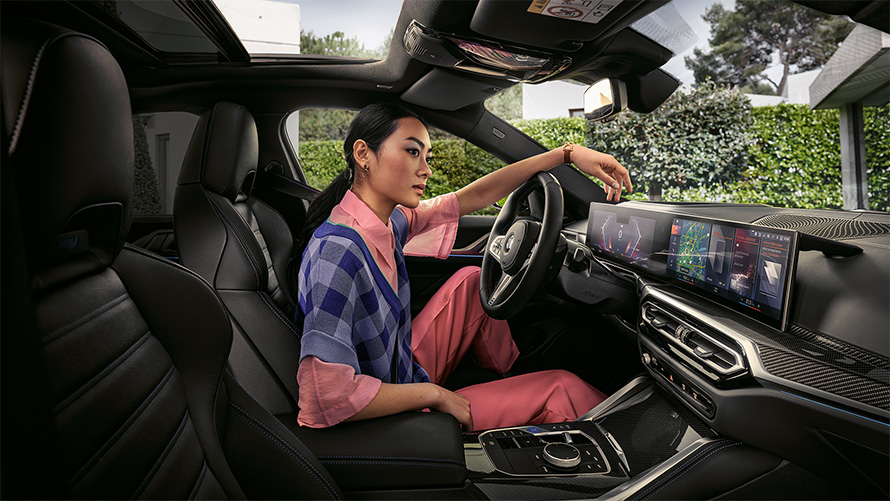 BMW i4 M50 G26 電気自動車 2021 インテリアと運転席に乗った女性