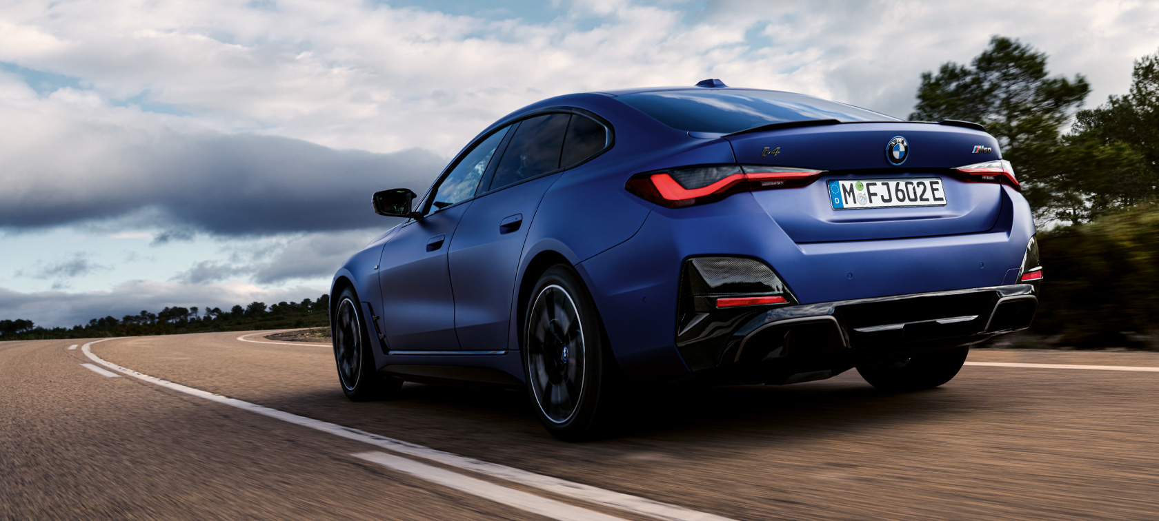 BMW i4 M50 G26 電気自動車 2021 BMW Individual フローズン・ポルティマオ・ブルー・メタリック 斜めからのリヤ・ビュー 走行中