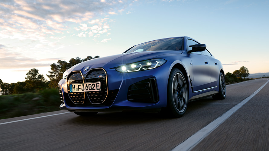 斜めからのフロント・ビュー BMW i4 M50 G26 電気自動車 2021 ローアングル・ショット BMW i4 M50 G26 電気自動車 2021 BMW Individual フローズン・ポルティマオ・ブルー・メタリック 斜めからのフロント・ビュー ローアングルからの走行中ショット