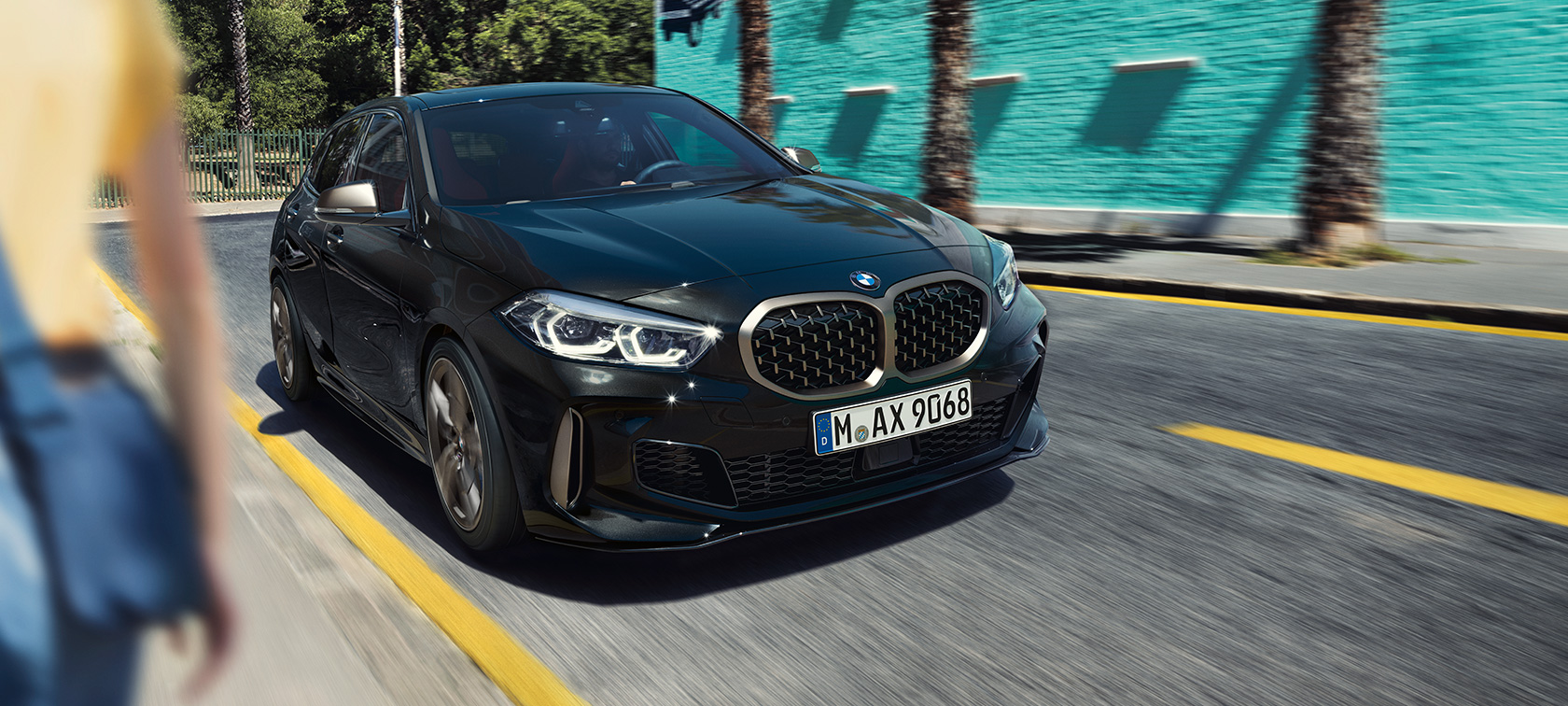 BMW M135i xDrive、斜め前からのショット。 F40 BMW M135i xDrive、ブラック・サファイア・メタリック、走行中斜め前からのショット。 F40