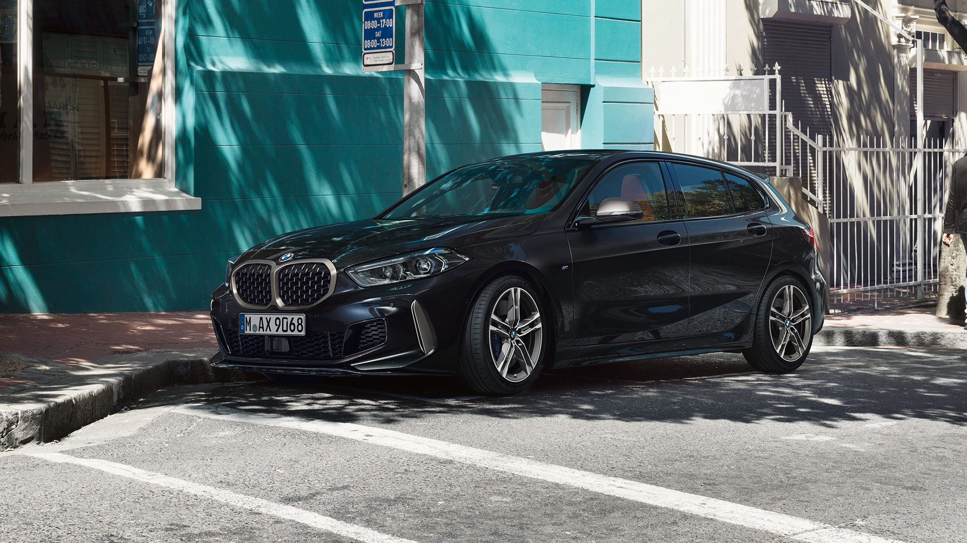 BMW M135i xDrive、斜め横からのショット。F40 BMW M135i xDrive、ブラック・サファイア・メタリ F40ック、停車時斜め横からのショット。
