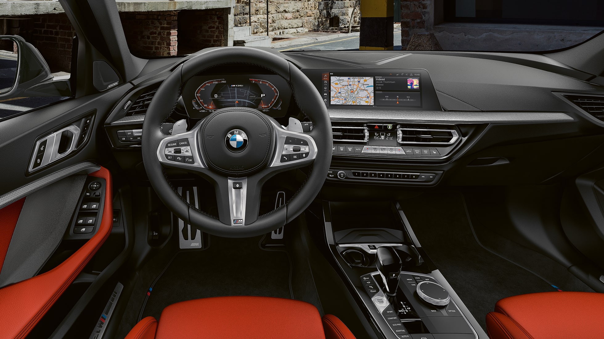 BMW M135i xDrive、インテリア。 F40 M レザー・ステアリング・ホイールとM・スポーツ・シートを搭載したBMW M135i xDriveのインテリア。 F40