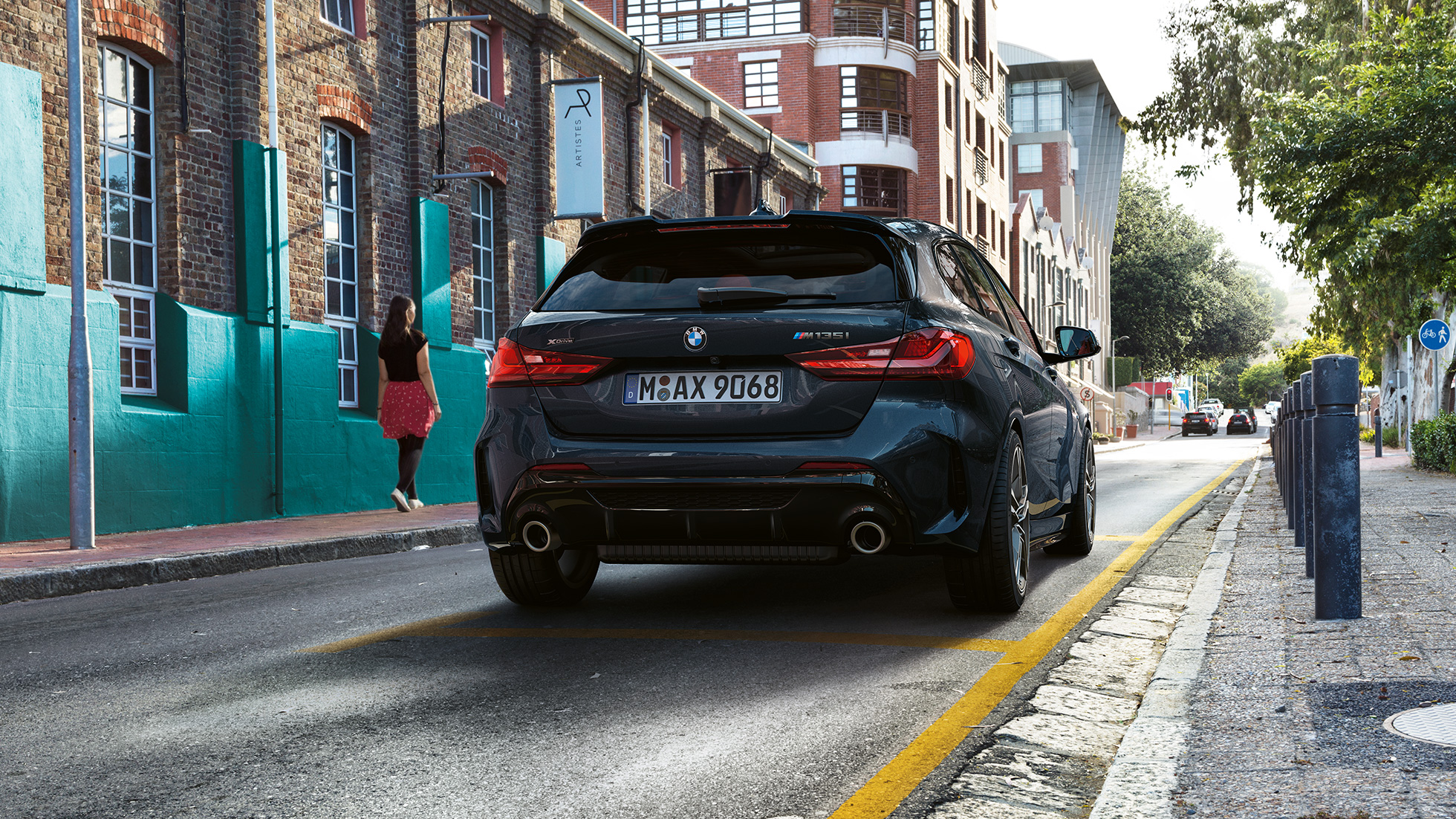 BMW M135i xDrive、リア部のショット。 F40 BMW M135i xDrive、ブラック・サファイア・メタリック、停車時のリア部のショット。 F40