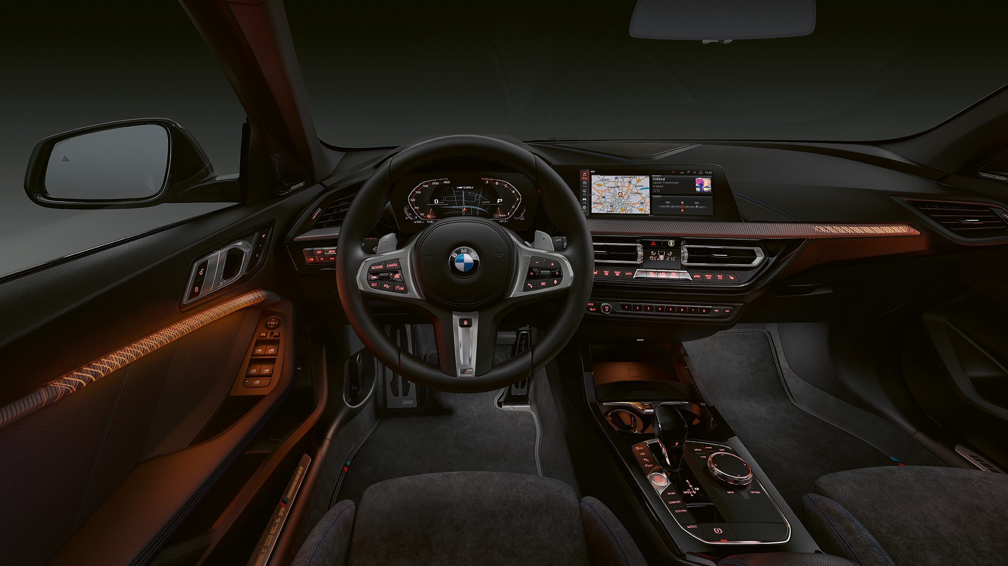 BMW M135i xDrive、運転席。 F40 BMW M135i xDriveプレミアム・インテリア、照明付きインテリア・トリム・フィニッシャー。 F40