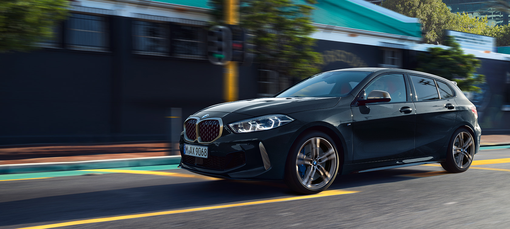 BMW M135i xDrive BMW M135i xDrive、ブラック・サファイア・メタリック、走行時斜め横からのショット。