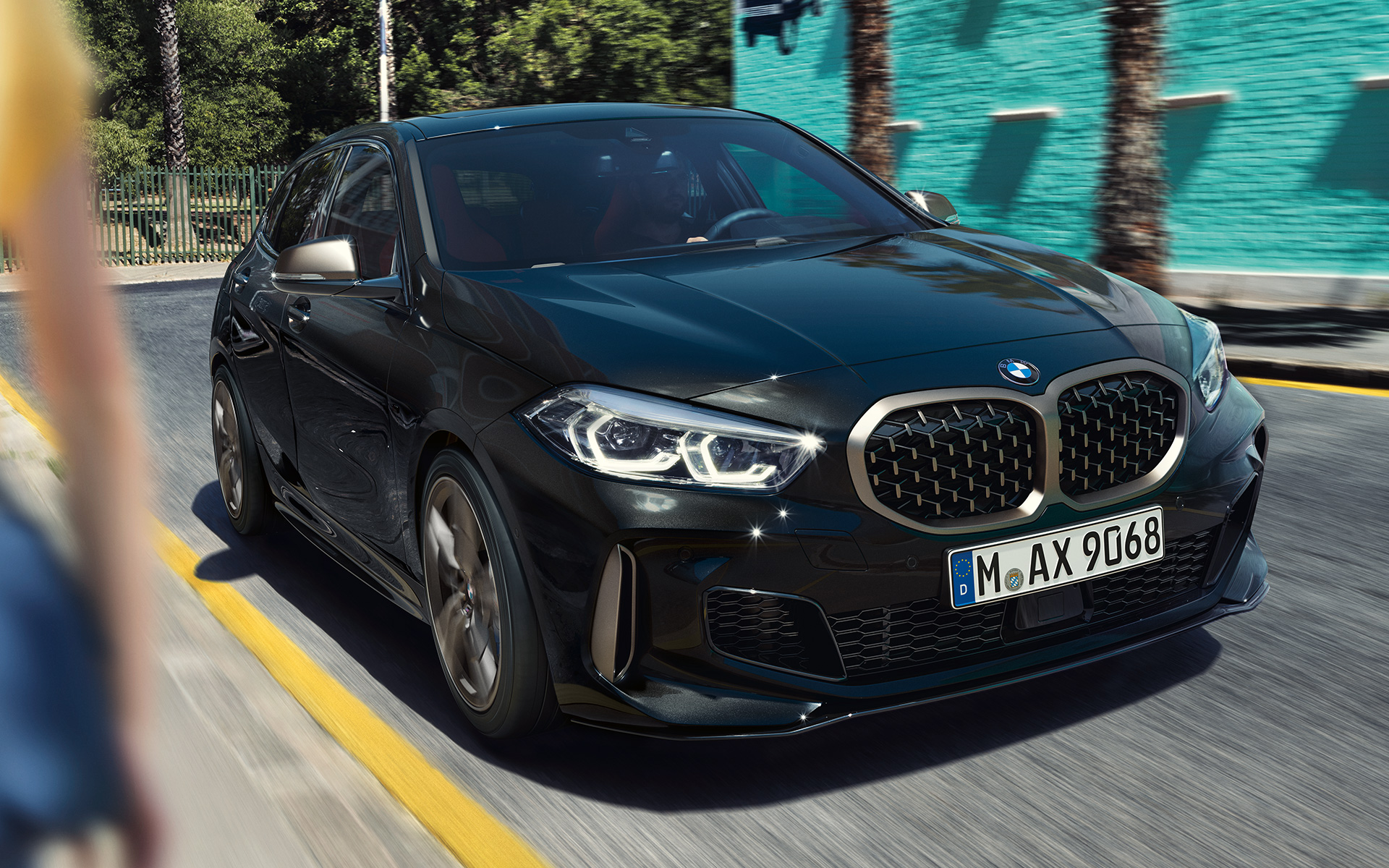 BMW M135i xDrive（F40） ブラック・サファイア・メタリック 斜めからのフロント・ビュー 走行中