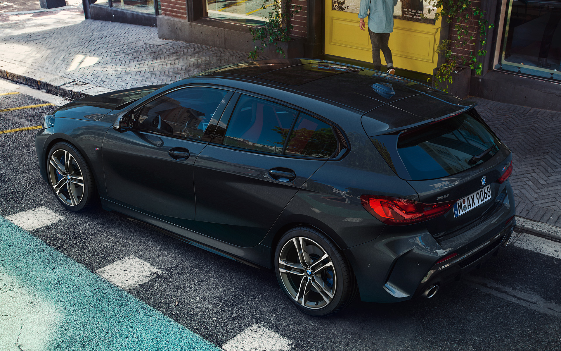 BMW M135i xDrive（F40） ブラック・サファイア・メタリック 駐車中 サイドのバード・ビュー