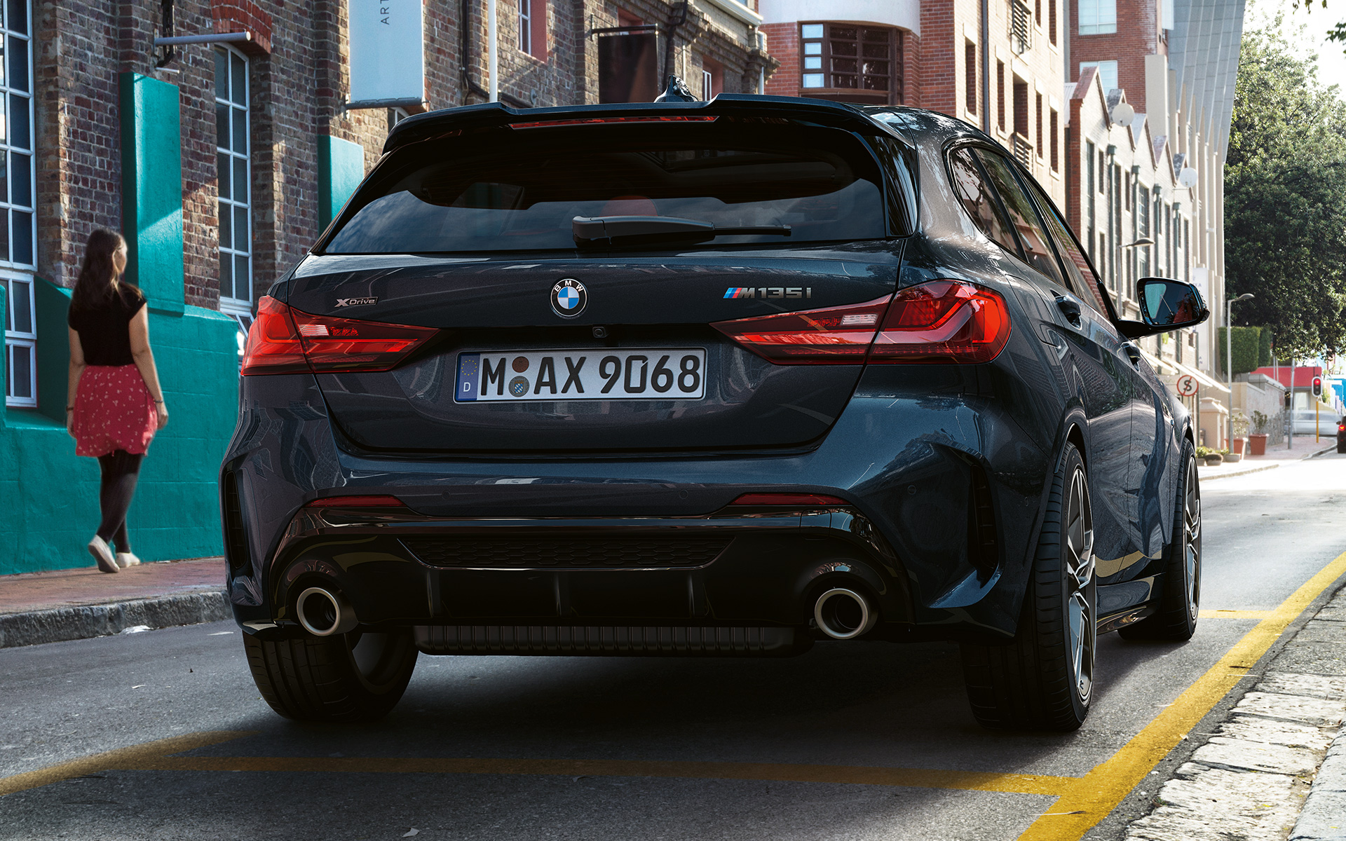 BMW M135i xDrive（F40） ブラック・サファイア・メタリック リヤ・ビュー 駐車中