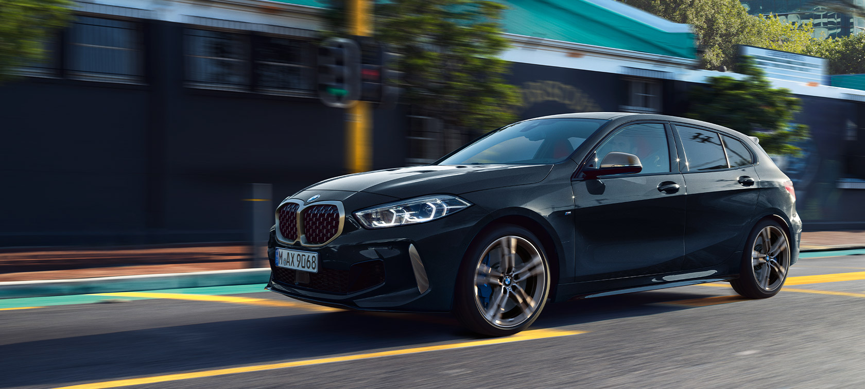 BMW 1シリーズ M135i xDrive（F40） ブラック・サファイア・メタリック 市街地を走行中