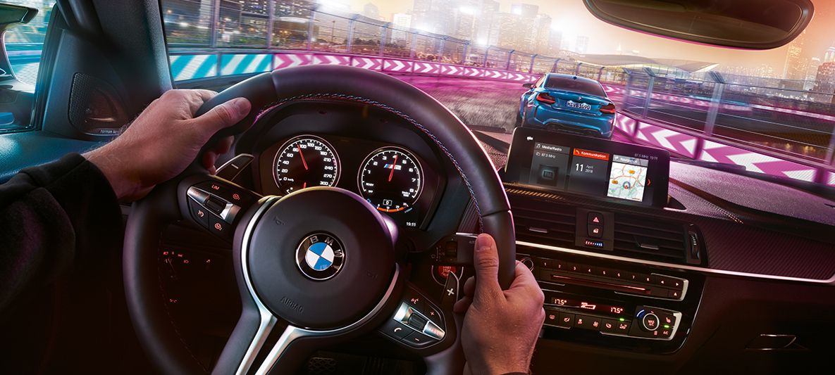 BMW M2 コンペティションのコックピット 夜のレーシングというシチュエーションのBMW M2 コンペティション、コックピットからのイメージ。