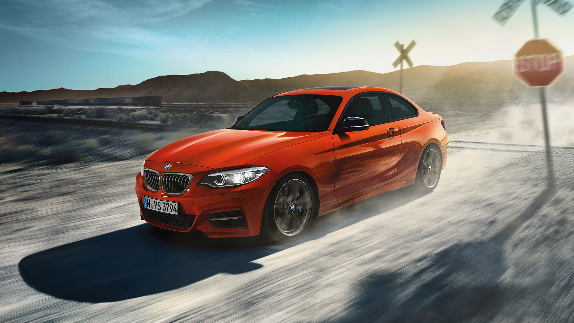 BMW M240iクーペのデザイン F22 BMW M240i Coupé F22 2017サンセット・オレンジ・メタリックのデザイン - 斜めからのフロント・ビュー