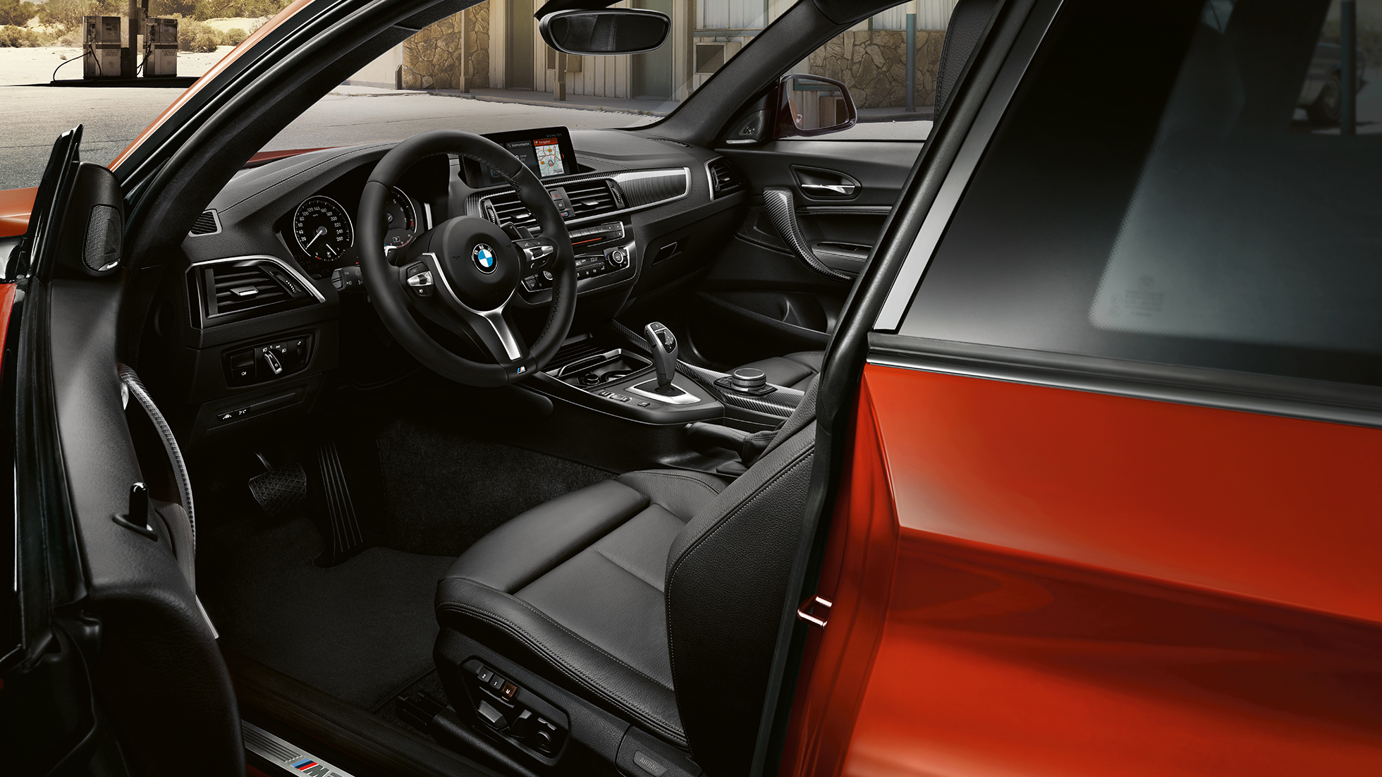 BMW M240iクーペのコックピット F22 BMW M240iクーペ F22 2017サンセット・オレンジ・メタリックのインテリア - コックピット