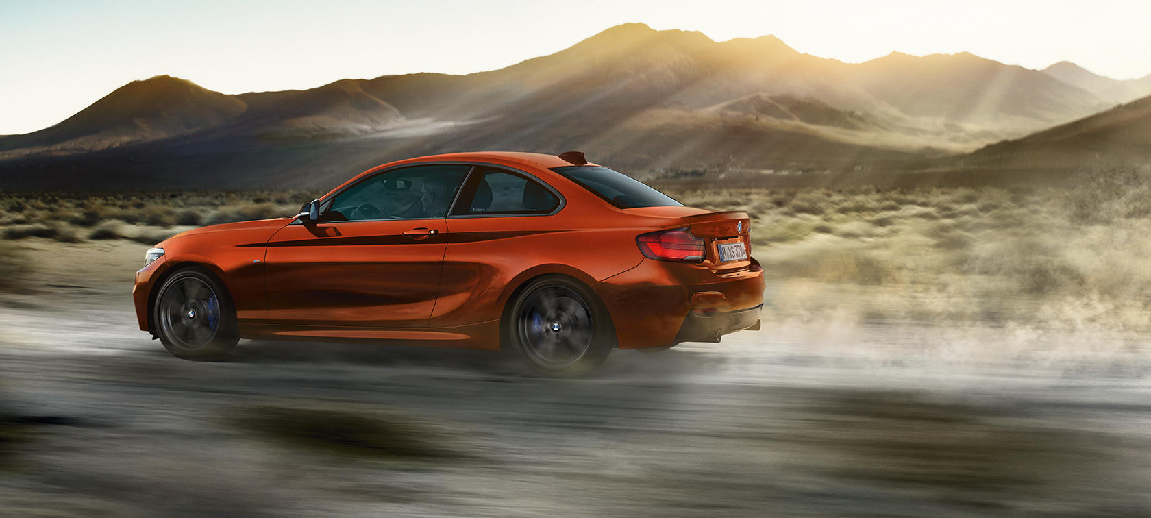 BMW M240iクーペのドライビング・ダイナミクス F22 BMW M240iクーペ F22 2017サンセット・オレンジ・メタリックのサイド・ビュー - ドライビング・ダイナミクス