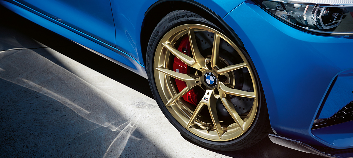 BMW M2 CSのゴールド・マット仕上げ19インチM ライト・アロイ・ホイールVスポーク・スタイリング763 M(オプション)F87 BMW M2 CS F87ミサノ・ブルー・メタリックのディテール・ビュー - ゴールド・マット仕上げ19インチM ライト・アロイ・ホイールVスポーク・スタイリング763 M(オプション)