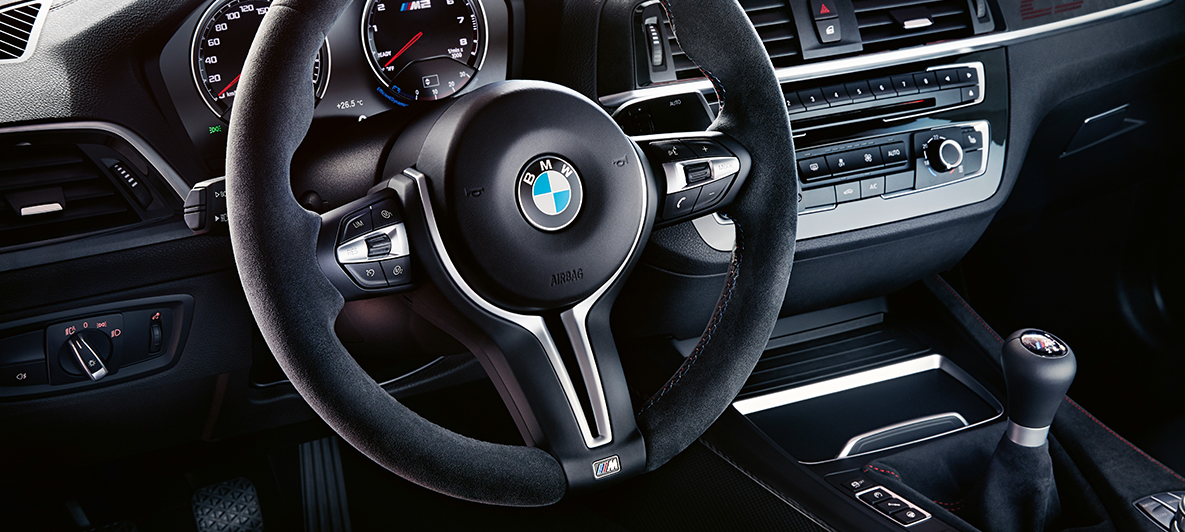 BMW M2 CSのコックピット F87 BMW M2 CS F87ミサノ・ブルー・メタリックのディテール・ビュー - コックピット