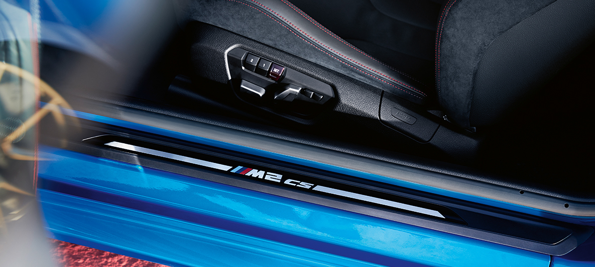 BMW M2 CSのドア・シル・プレート F87 BMW M2 CS F87ミサノ・ブルー・メタリックのディテール・ビュー - ドア・シル・プレート
