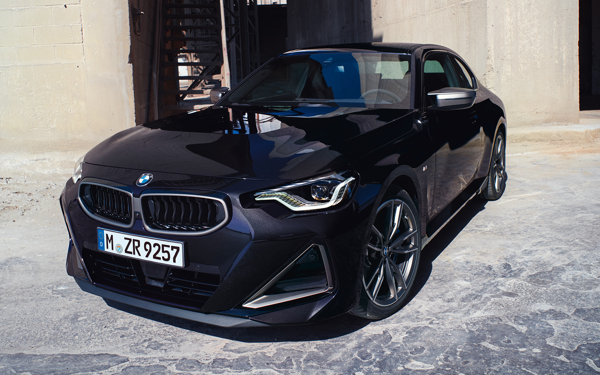 BMW M240i xDrive クーペ セリウム・グレーのフレームを備えたキドニー・グリルと特徴的なエア・インテークが目を引くフロント・セクション