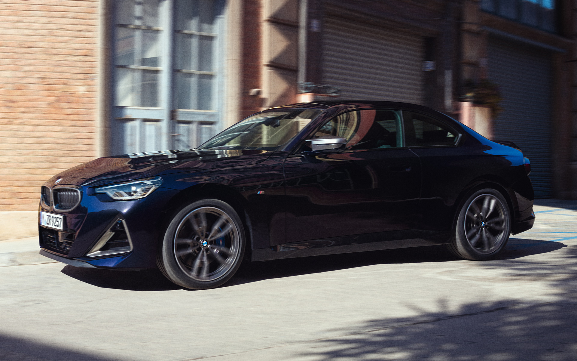 BMW M240i xDrive クーペ 伸びやかなボンネット、ショート・オーバーハング、後方に配置されたキャビンで構成される、スリーボックス・デザイン