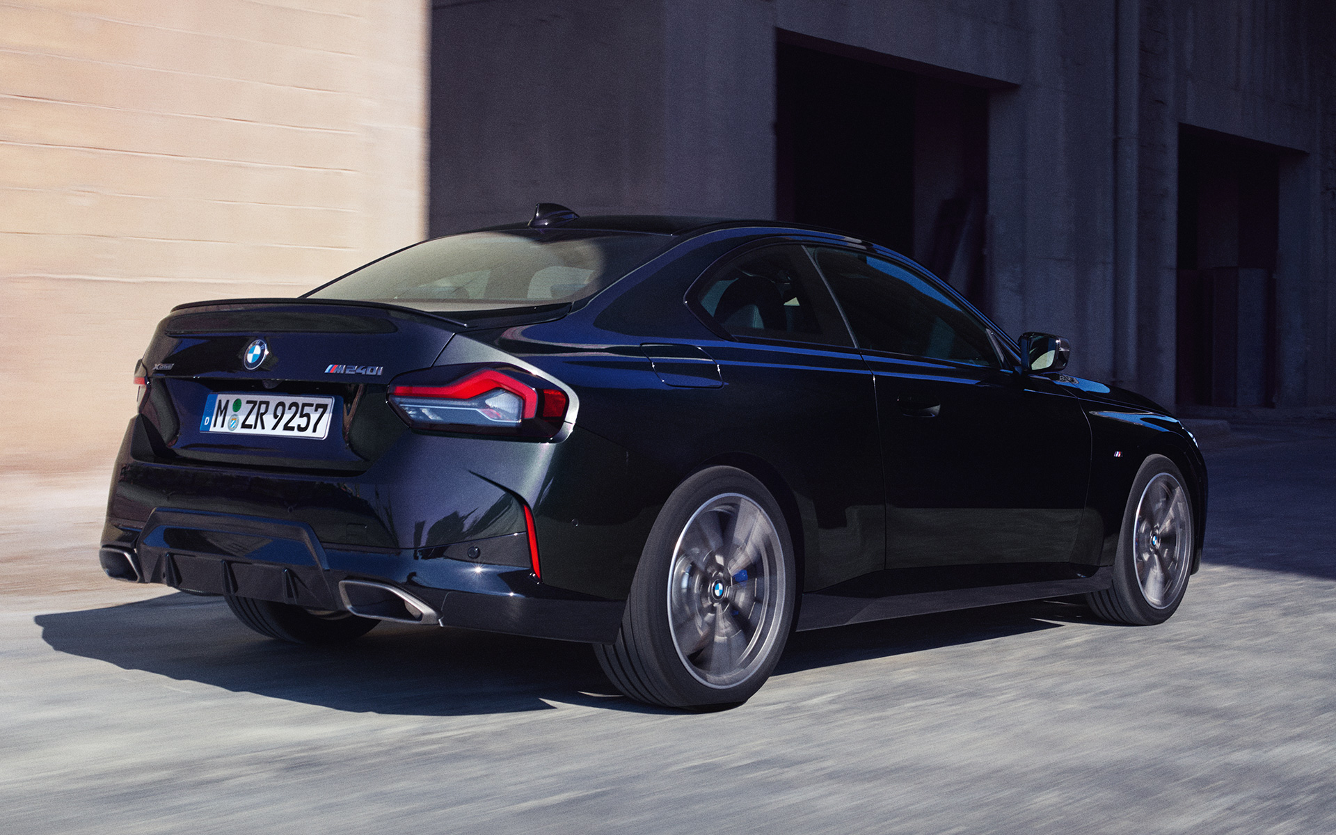 BMW M240i xDrive クーペ 両端に位置するコンパクトなテールライトが、リヤのワイドなスタンスを強調