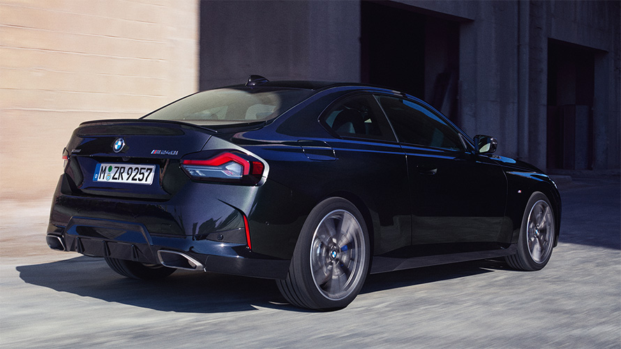BMW M240i xDrive クーペ 両端に位置するコンパクトなテールライトが、リヤのワイドなスタンスを強調