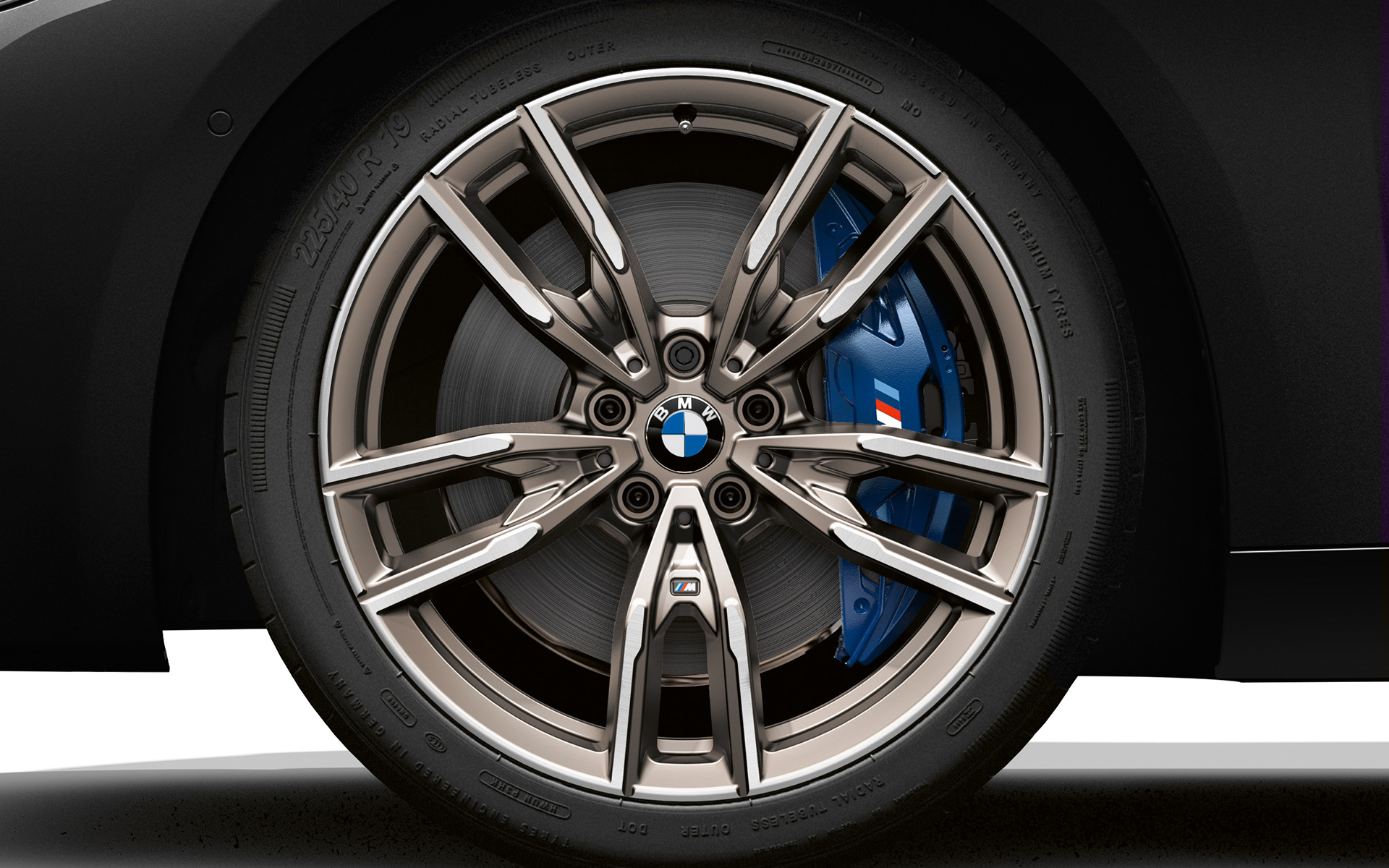 BMW M240i xDrive クーペ Mのロゴがあしらわれた、ダーク・ブルーの対向ピストン・ブレーキ・キャリパーと大型のブレーキ・ディスク