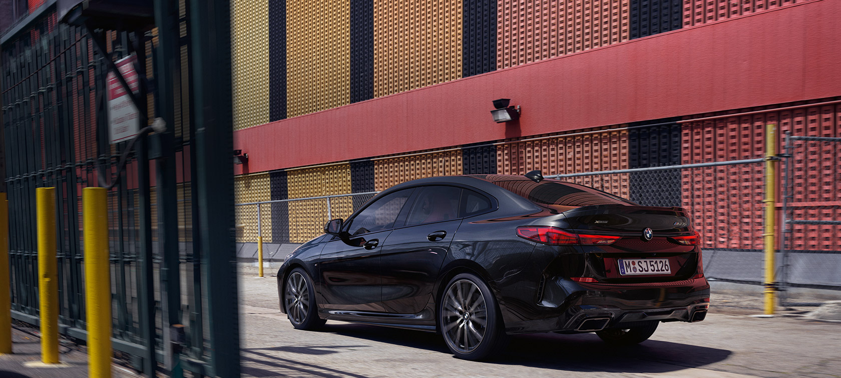 BMW M235i xDrive グランクーペ 斜め横からのビュー BMW M235i xDrive グランクーペ ブラック・サファイア・メタリック F44 斜め横からのビュー