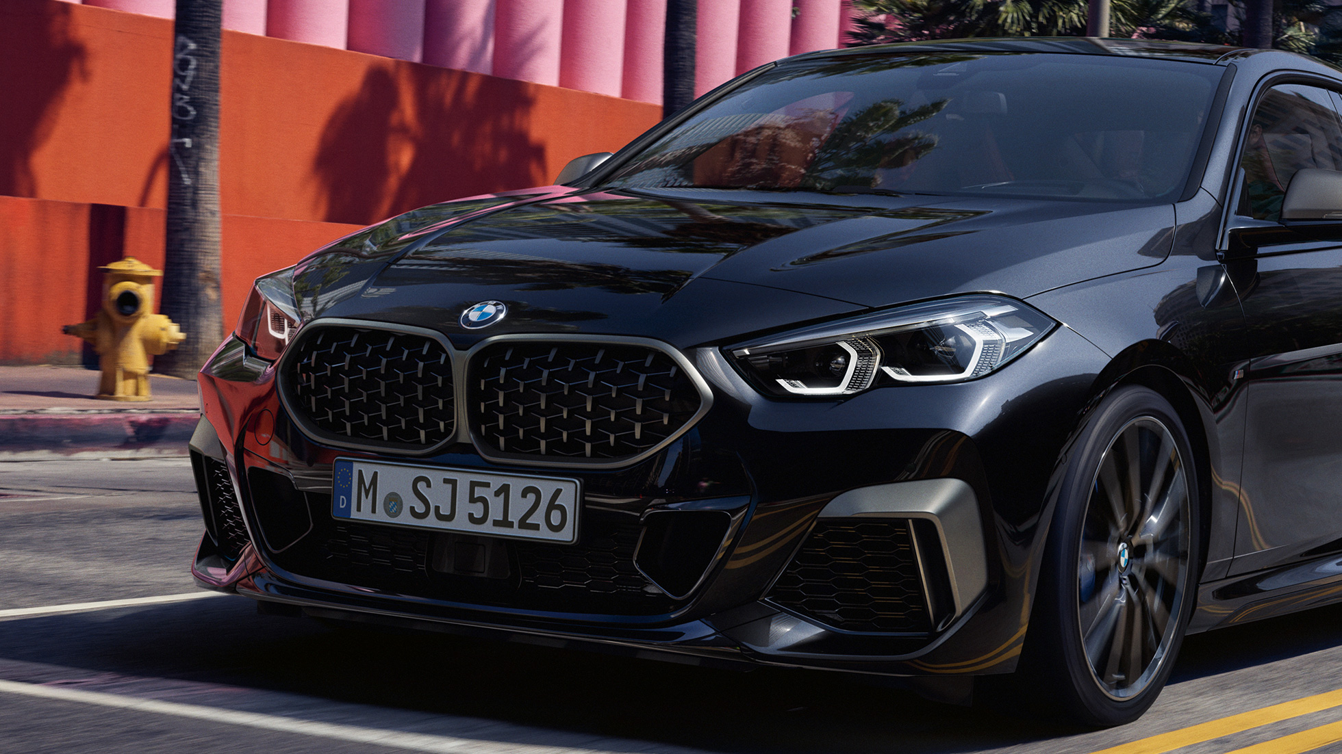 BMW M235i xDrive グランクーペのエクステリア・デザイン BMW M235i xDrive グランクーペ 2020のエクステリア・デザイン ブラック・サファイア・メタリック F44 フロントからのビュー