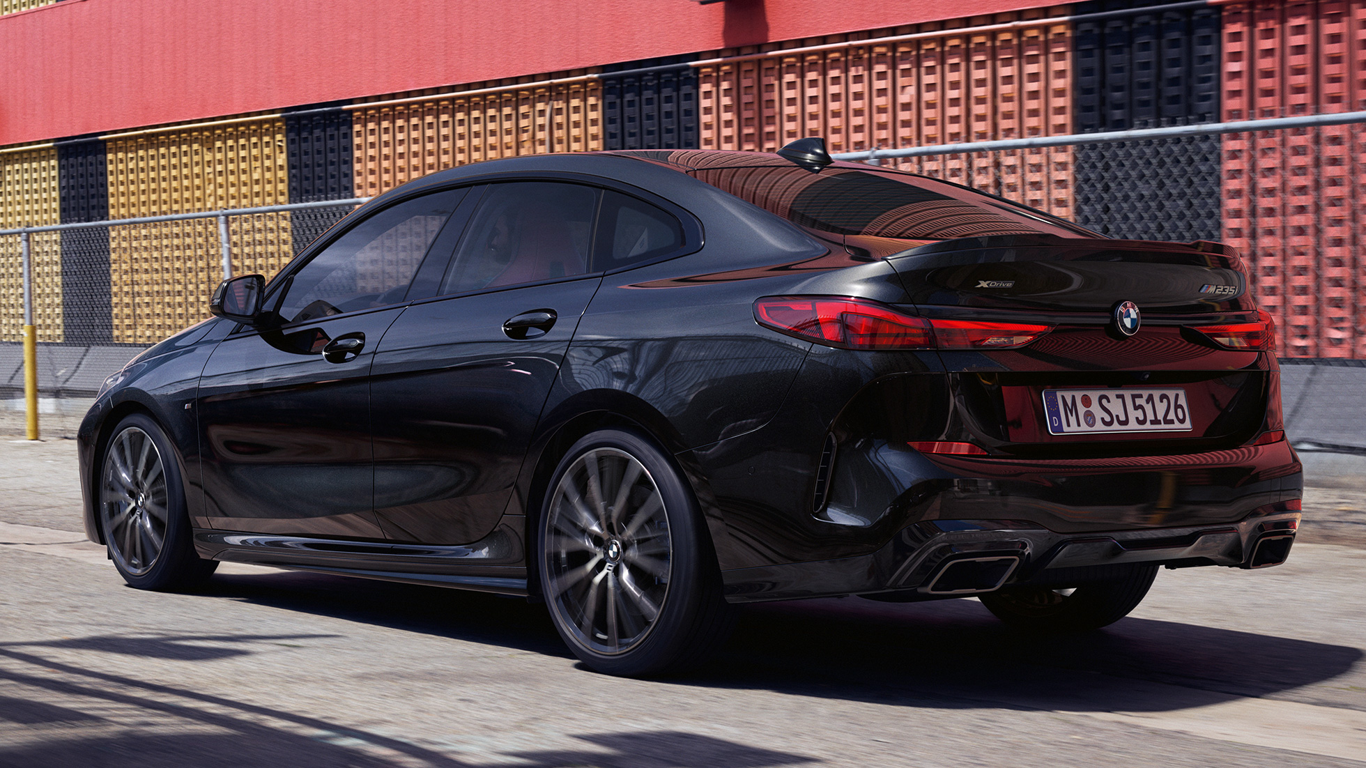 BMW M235i xDrive グランクーペ 斜め後ろからの外観ビュー BMW M235i xDrive グランクーペ 2020 ブラック・サファイア・メタリック F44 斜め後ろからの外観ビュー