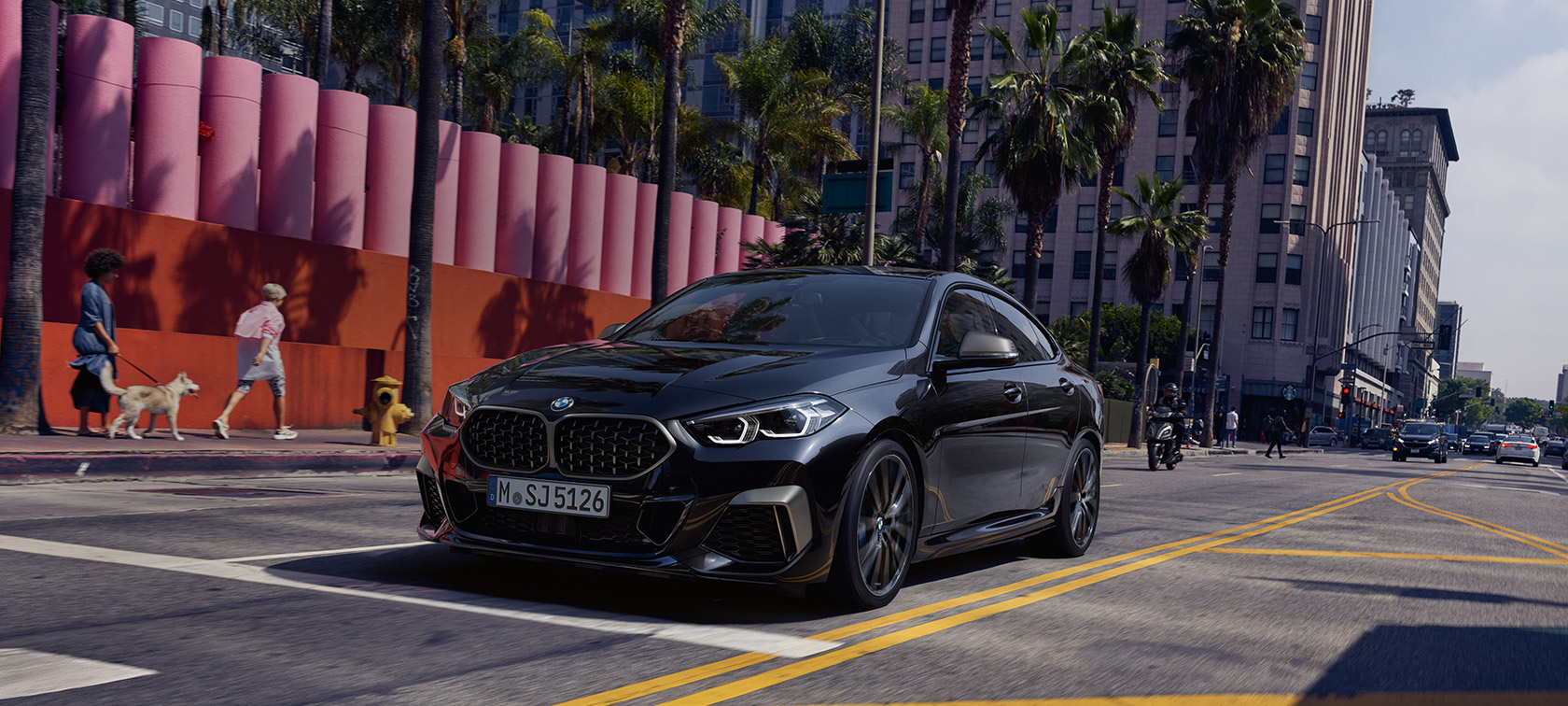 BMW M235i xDrive グランクーペ 2020 ブラック・サファイア・メタリック F44 斜め前からのビュー