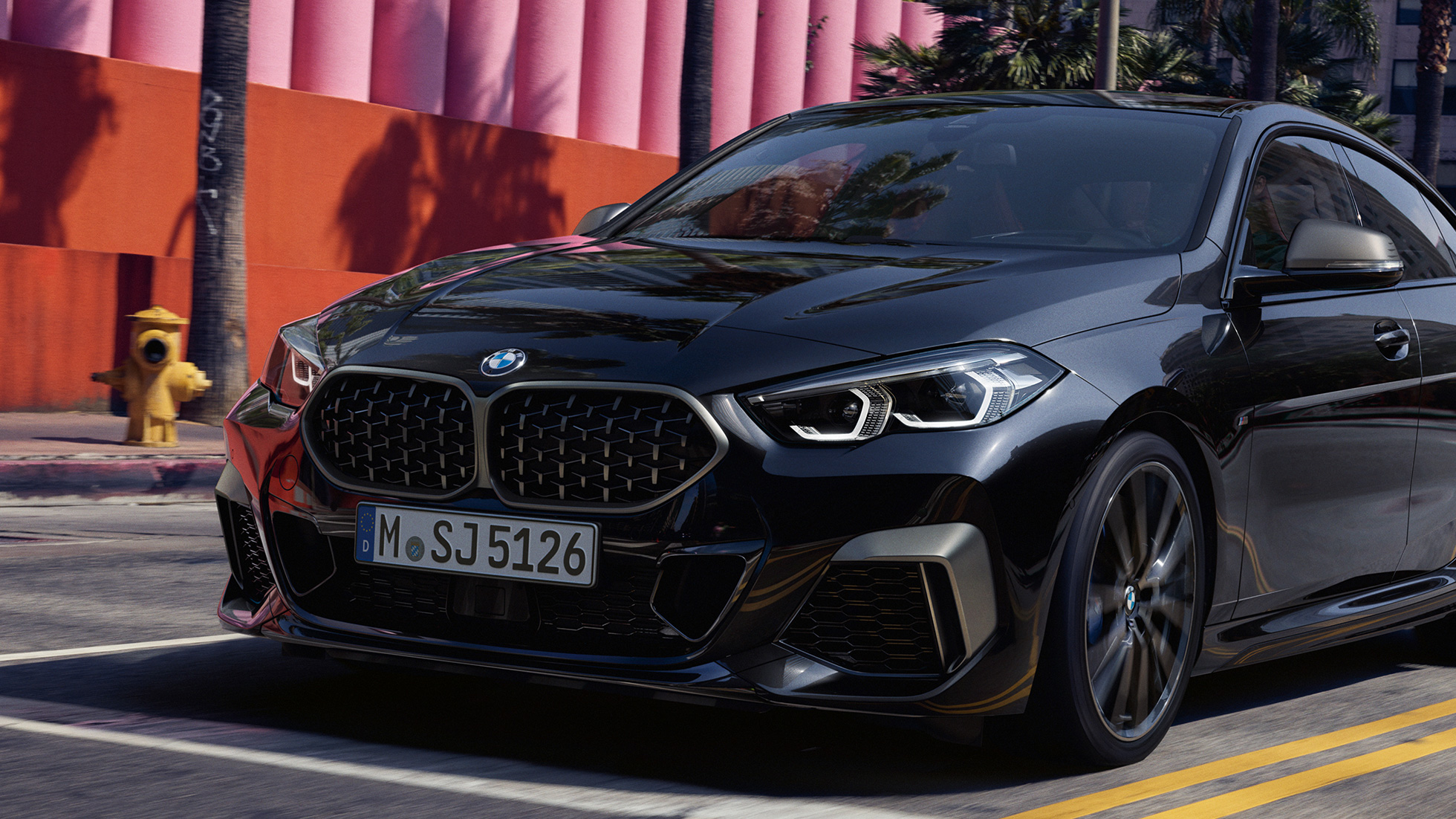 フロント・デザイン BMW M235i xDrive グランクーペ フロント・デザイン BMW M235i xDrive グランクーペ 2020 ブラック・サファイア・メタリック F44 斜め前からのビュー