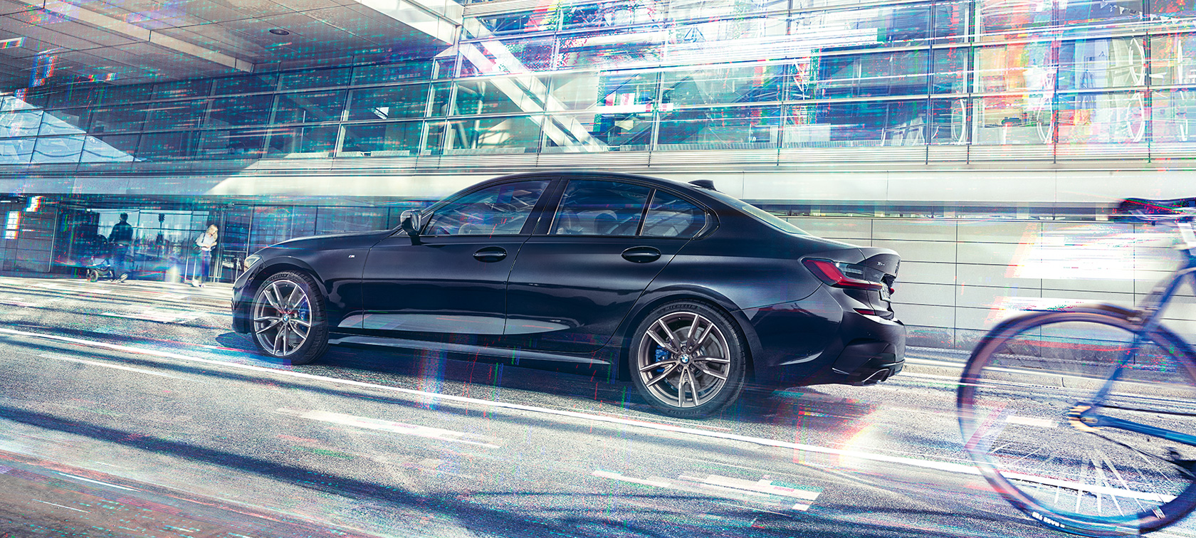 BMW M340i xDrive G20 2020 - 走行中のサイド・ビュー BMW M340i xDrive G20 2020 サファイア・ブラック・メタリック - 走行中のサイド・ビュー