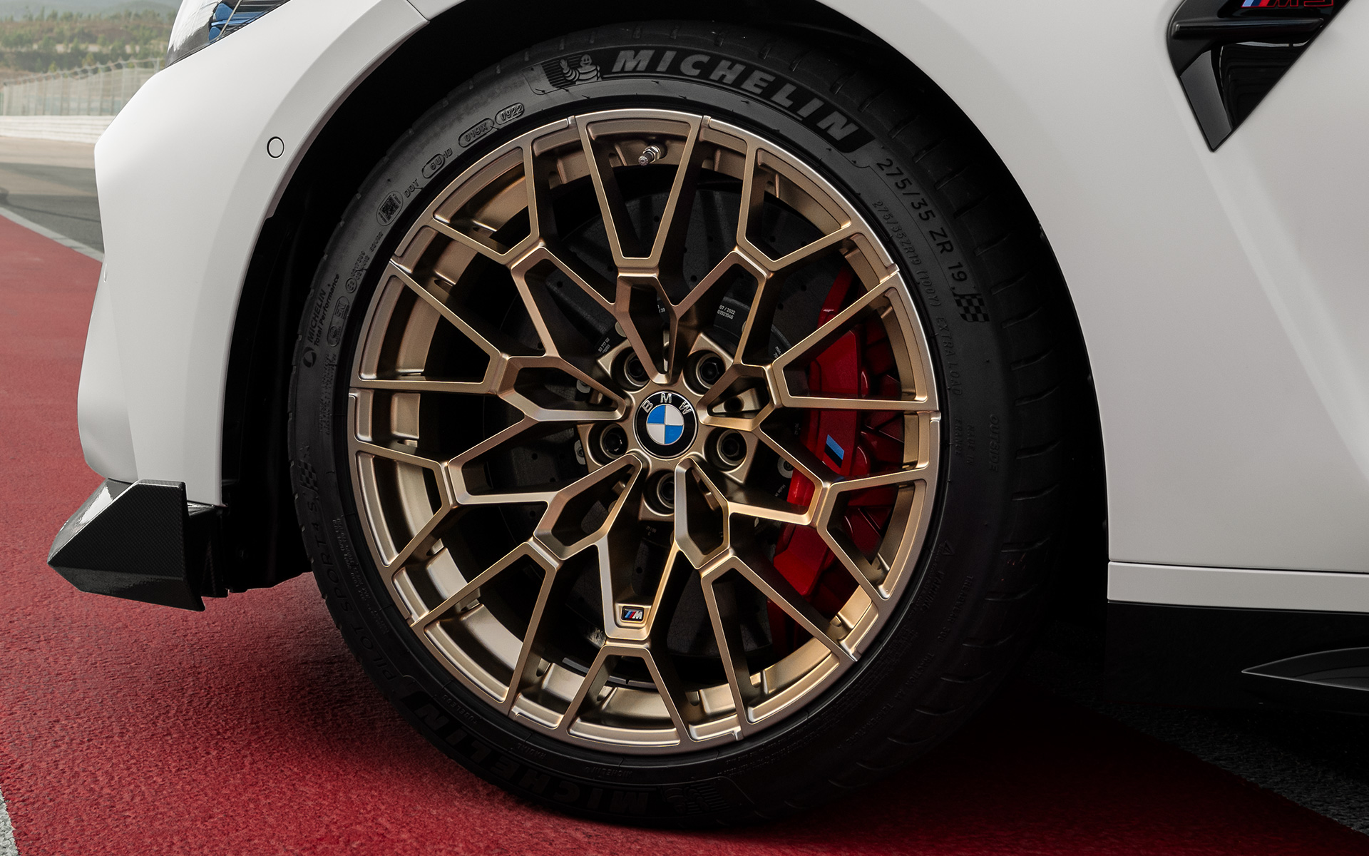 ハイグロス・レッドのブレーキ・キャリパーが際立つ、M カーボン・セラミック・ブレーキ BMW M3 CS G80 BMW M3 CS G80 M カーボン・セラミック・ブレーキ