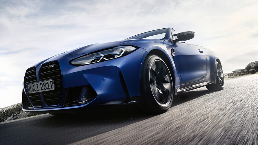 M xDrive搭載BMW M4 カブリオレCompetition G83 2021ダブル・キドニー・グリルのあるフロント・ビュー M xDrive搭載BMW M4 カブリオレCompetition G83 2021 BMW Individual フローズン・ポルティマオ・ブルー・メタリック フロント キドニー・グリル ロー・アングル・ショット