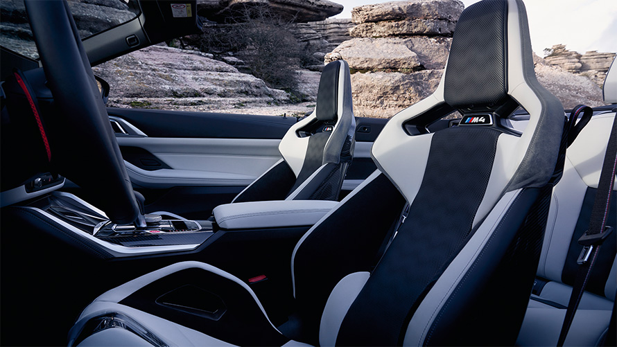 Mカーボン・バケット・シートM xDrive搭載BMW M4カブリオレCompetition G83 2021ソフトトップが開いた状態のインテリア M xDrive搭載BMW M4 カブリオレCompetition G83 2021 Mカーボン・バケット・シート ソフトトップが開いた状態のインテリア