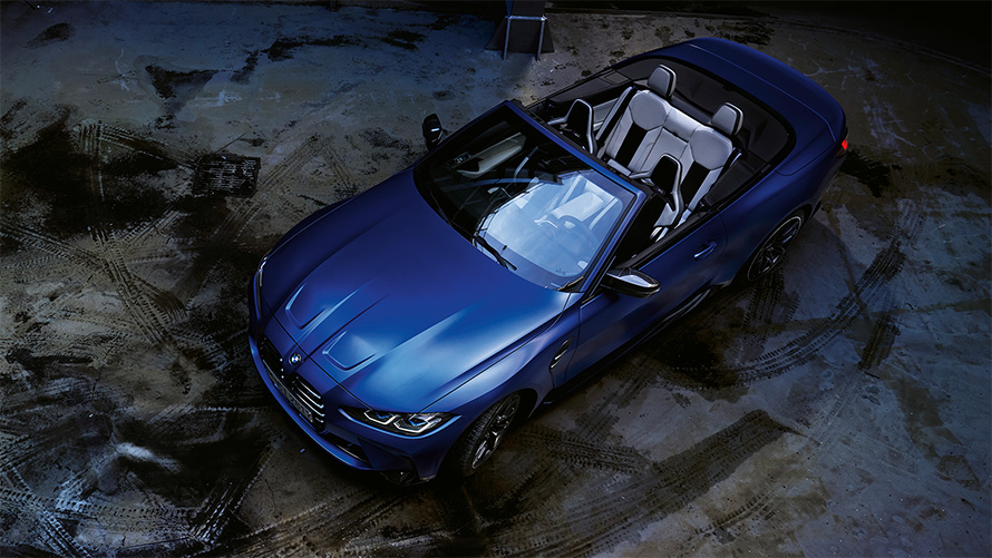 M xDrive搭載BMW M4 カブリオレCompetition G83 2021 BMW Individual フローズン・ポルティマオ・ブルー・メタリック ソフトトップが開いた状態の上空からのビュー M xDrive搭載BMW M4 カブリオレCompetition G83 2021 BMW Individual フローズン・ポルティマオ・ブルー・メタリック ソフトトップが開いた状態の上空からのビュー