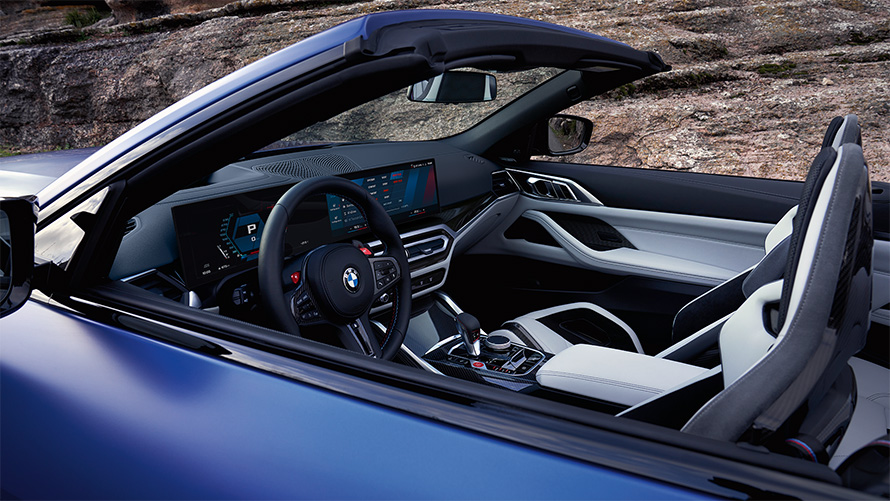 M xDrive搭載BMW M4 G83 2021ソフトトップが開いた状態のインテリア M xDrive搭載BMW M4 カブリオレCompetition G83 2021 BMW Individual フローズン・ポルティマオ・ブルー・メタリック ソフトトップが開いた状態のコックピットとインテリア