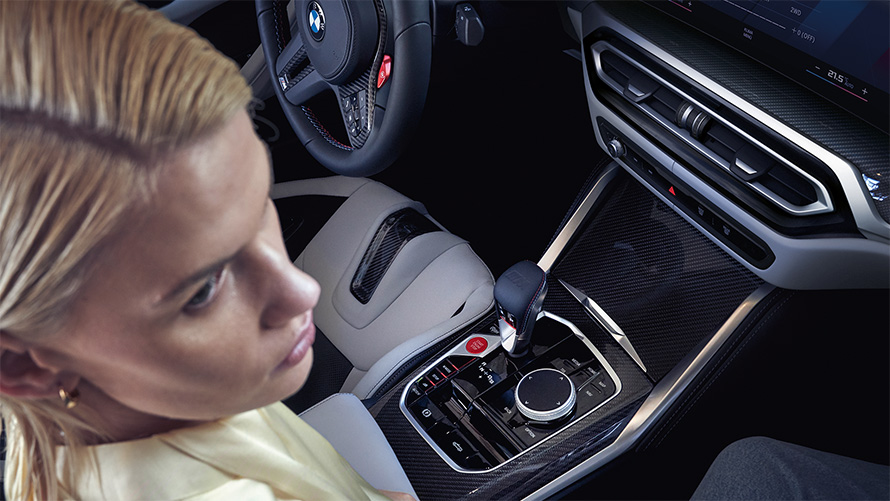 M xDrive搭載BMW M4 カブリオレ Competition G83インテリア2021センター・コンソール M xDrive搭載BMW M4 カブリオレ Competition G83 2021センター・コンソールと助手席にいる女性