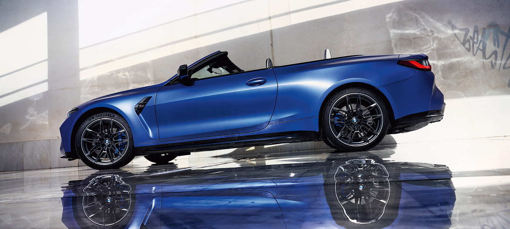 M xDrive搭載BMW M4 カブリオレCompetition G83 2021サイド・ビュー ロー・アングル・ショット M xDrive搭載BMW M4 カブリオレCompetition G83 2021 BMW Individual フローズン・ポルティマオ・ブルー・メタリック サイド・ビュー ロー・アングル・ショット