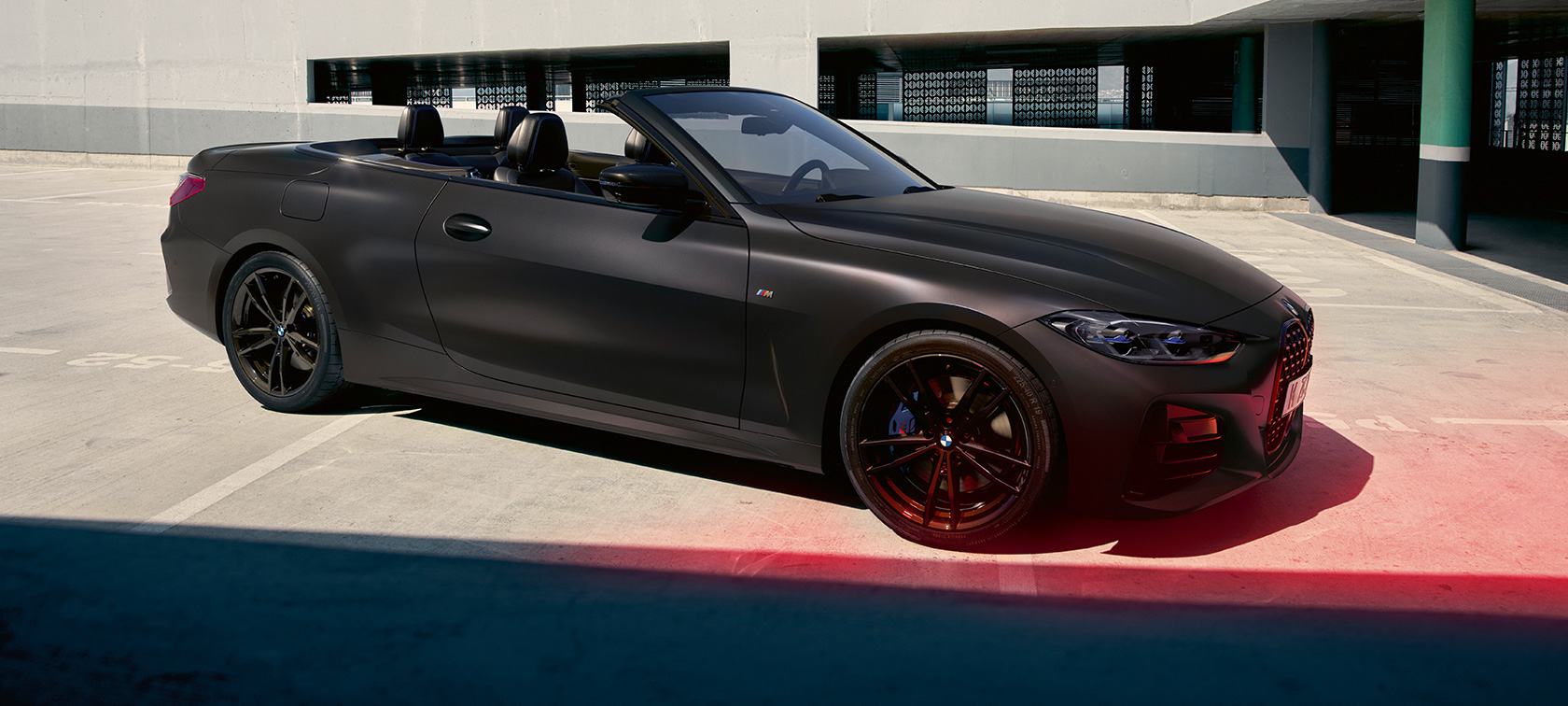 斜めからのサイド・ビュー BMW M440i xDrive カブリオレ G23 2020 BMW M440i xDrive カブリオレ G23 2020 BMW Individual フローズン・ディープ・グレー・メタリック 斜めからのサイド・ビュー