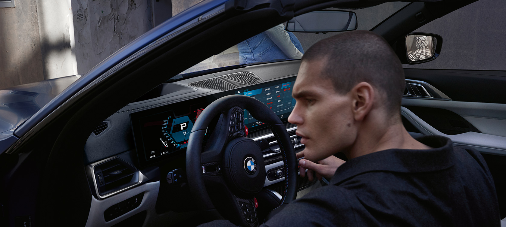 M xDrive搭載BMW M4 カブリオレ Competition G83 2021 コックピット M xDrive搭載BMW M4 カブリオレ Competition G83 2021 BMW Individual フローズン・ポルティマオ・ブルー・メタリック ドアの開いたコックピットと男性のモデル