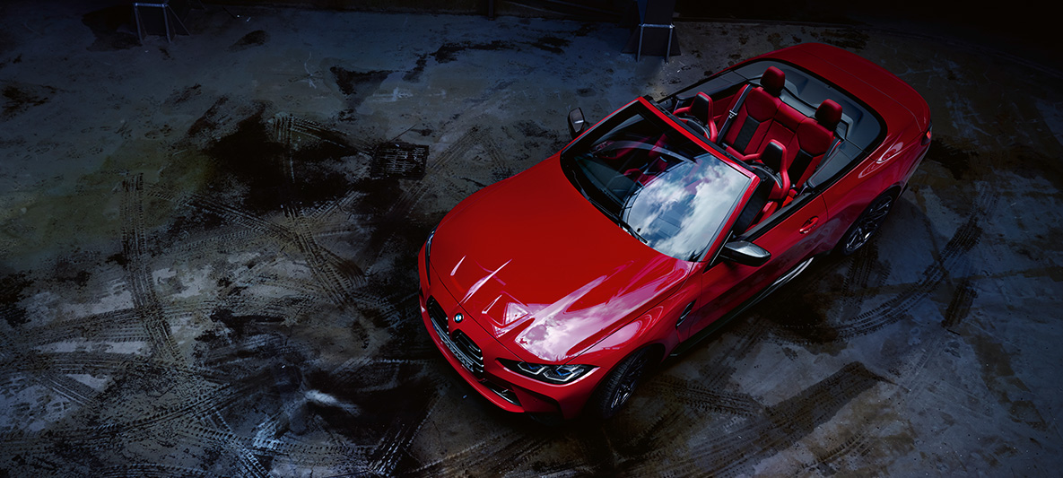 BMW Individualイモラ・レッド・メタリックM xDrive搭載BMW M4 カブリオレ Competition G83 2021 M xDrive搭載BMW M4 カブリオレ Competition G83 2021 BMW Individual イモラ・レッド・メタリック 斜めからのフロント・ビュー ソフトトップが開いた状態の上空からのビュー