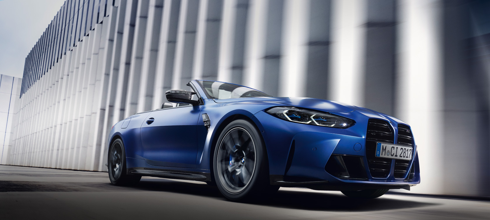 M xDrive搭載BMW M4 カブリオレCompetition G83 2021 BMW Individual フローズン・ポルティマオ・ブルー・メタリック 斜めからのフロント・ビュー 走行中