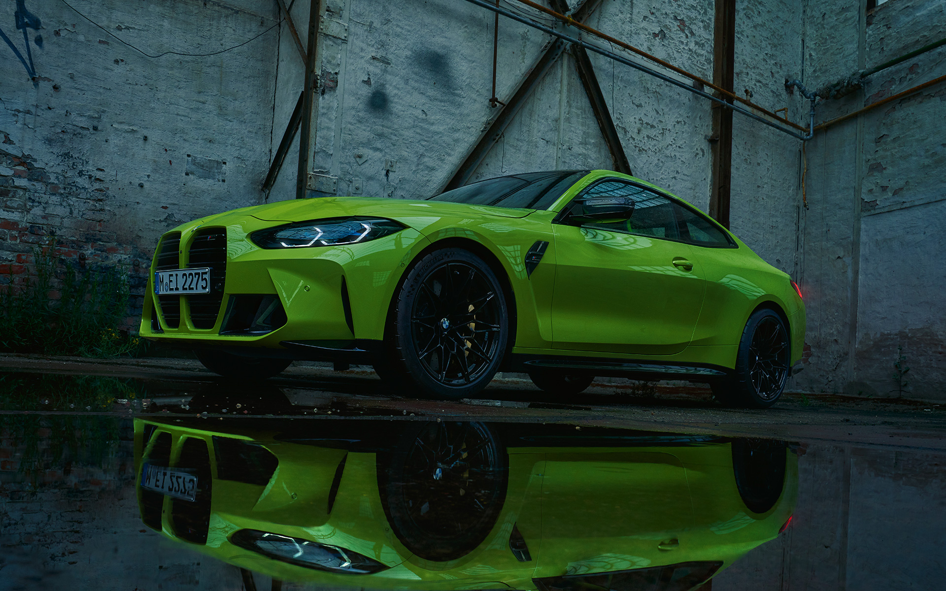 BMW M4 Competition クーペ G82 サンパウロ・イエロー、斜めからのフロント・ビュー
