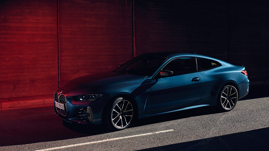 BMW M440i xDrive G22 アークティック・レース・ブルー、走行中の斜めからのフロント・ビュー
