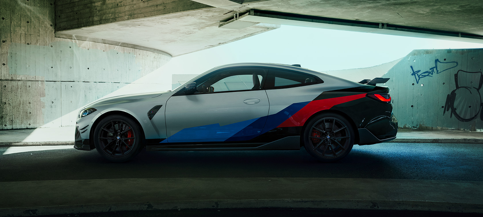 BMW M Performance Parts付のBMW M4 クーペ G82 、サイド・ビュー BMW M Performance Parts付のBMW M4 クーペ G82 、サイド・ビュー