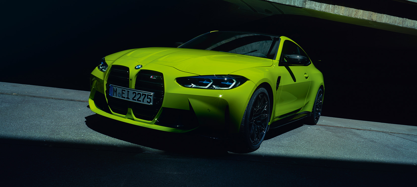 BMW M4 Competition クーペ G82、フロント・ビュー BMW M4 Competition クーペ G82 サンパウロ・イエロー、フロント・ビュー