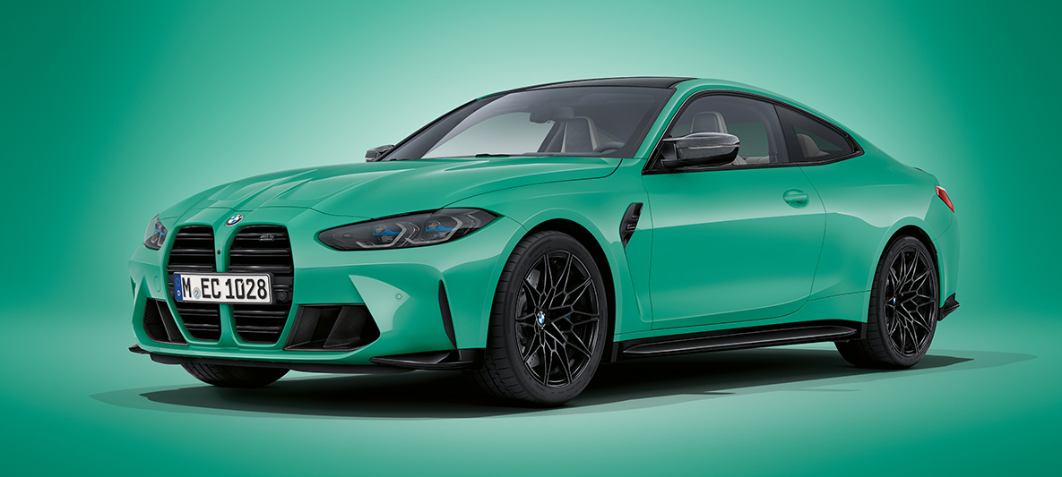BMW M4 クーペ BMW Individual ミント・グリーン・メタリック G82 2021、斜めからのフロント・ビュー、停車中 BMW M4 クーペ BMW Individual ミント・グリーン・メタリック G82 2021、斜めからのフロント・ビュー、停車中